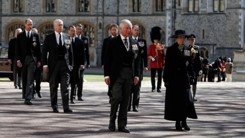 Die Royal Family trauert um Prinz Philip. Prinz Charles und Prinzessin Anne führten den Trauerzug durch Schloss Windsor an. (Bild: AP)