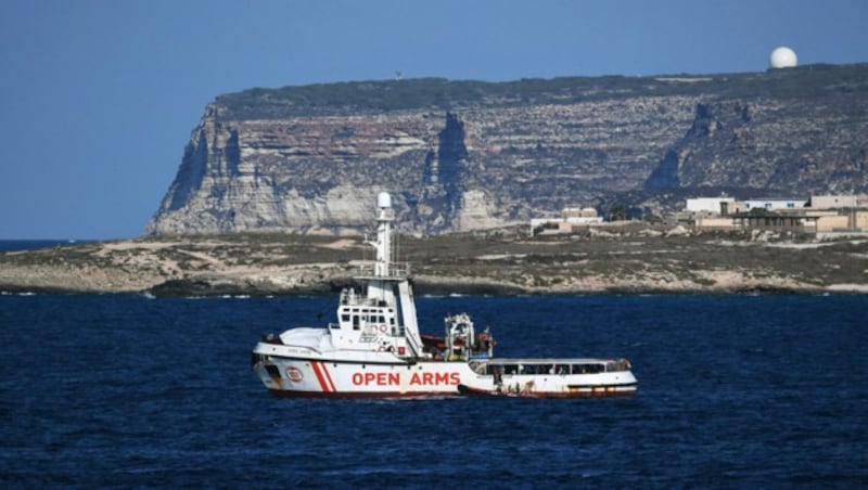 Die "Open Arms" musste im August 2019 mit 107 Migranten an Bord vor der italienischen Insel Lampedusa ankern. (Bild: AP)