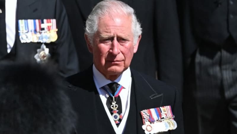 Prinz Charles war die Trauer um seinen Vater Prinz Philip ins Gesicht geschrieben. (Bild: AFP)