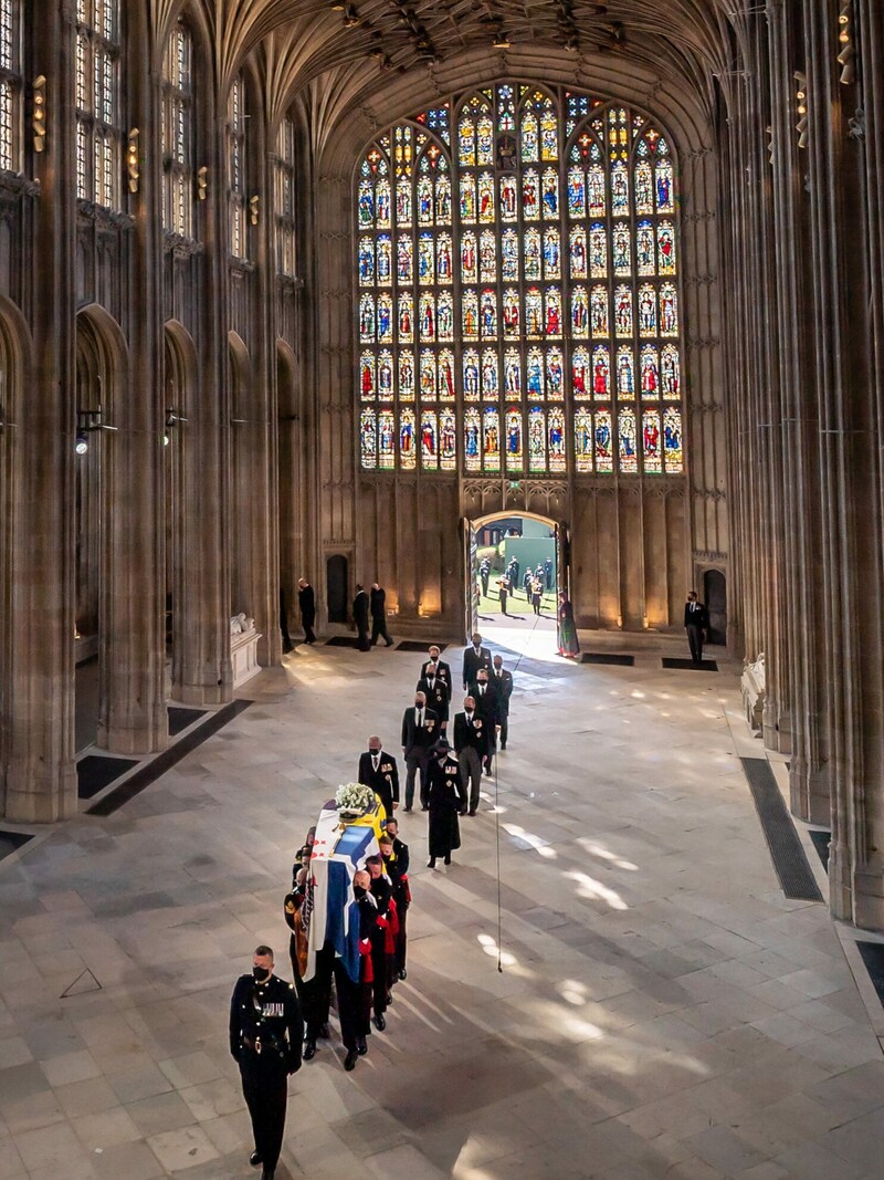 Prinz Philips Sarg beim Einzug in die St.-Georgs-Kapelle auf Schloss Windsor (Bild: AFP)