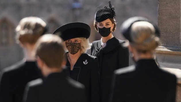 Herzogin Kate und Herzogin Camilla warteten vor der St.-Georgs-Kapelle auf den Trauerzug mit dem Sarg von Prinz Philip. (Bild: AFP)