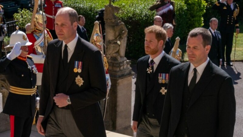 Prinz William und Prinz Harry zeigten sich mit ernsten Mienen bei Prinz Philips Begräbnis. (Bild: AFP )