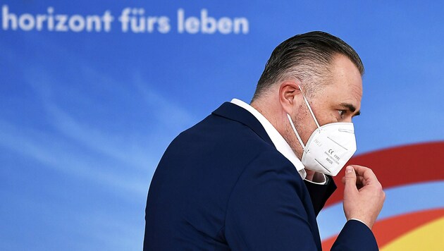 Landeshauptmann Hans Peter Doskozil (SPÖ) hat eine Maskenpflicht für die Areale von Einkaufszentren erlassen. (Bild: APA/ROBERT JAEGER)