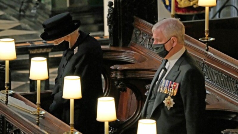 Queen Elizabeth zeigte sich auch in der St.-Georgs-Kapelle sehr berührt. (Bild: AFP)