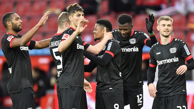 Leon Bailey (C) feiert das 3:0. (Bild: AFP/Martin Meissner)