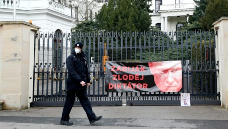 Kremlchef Wladimir Putin wird auf diesem Transparent, der von Demonstranten an das Einfahrtstor zur russischen Botschaft in Prag gebunden worden ist, als „Killer, Dieb und Diktator“ bezeichnet. (Bild: AP)