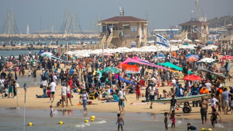 Am Strand von Tel Aviv ist von der Corona-Krise so gut wie nichts mehr zu sehen. In Israel ist die alte Normalität zurückgekehrt. (Bild: AP)