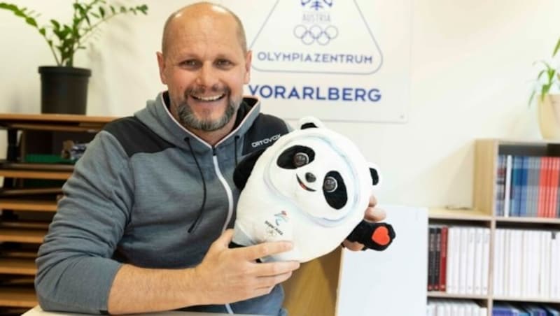 Olympiazentrum Vorarlberg-Geschäftsführer Sebastian Manhart mit Peking-Maskottchen „Bing Dwen Dwen“. (Bild: Maurice Shourot)