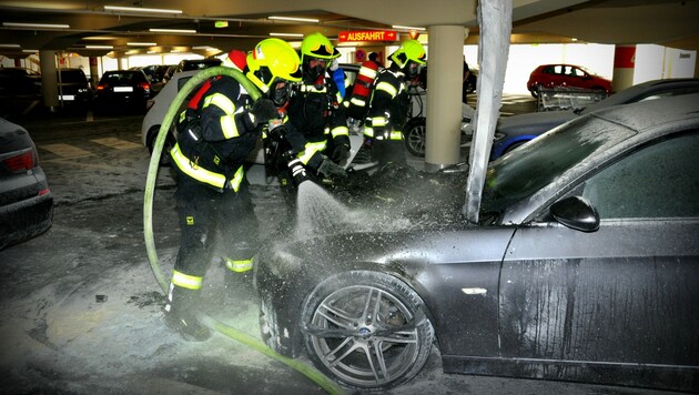 Einsatzkräfte der Feuerwehr Pasching löschten den Autobrand schließlich vollständig ab (Bild: LPD OÖ)