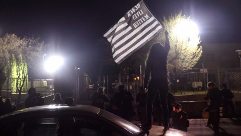 Am Samstag beteiligten sich rund 300 Menschen an den Protesten in Brooklyn Center. (Bild: AP)