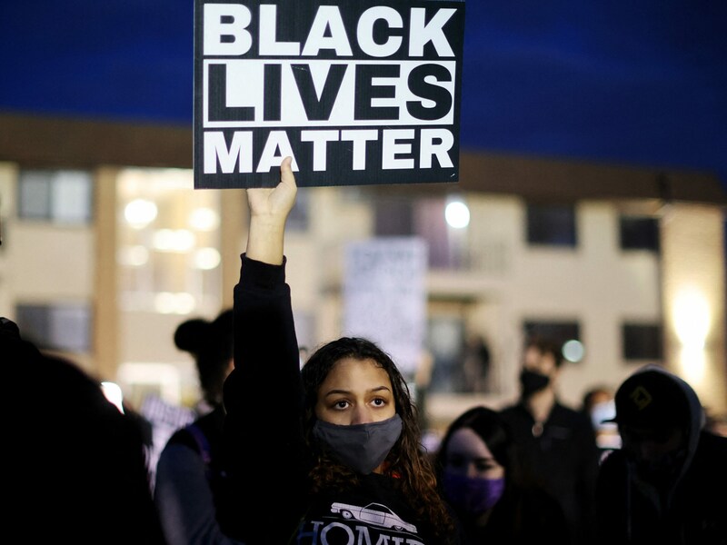 Die Proteste in Brooklyn Center, einer kleinen Vorstadt von Minneapolis, richten sich gegen Polizeigewalt gegen Afroamerikaner. (Bild: AP)