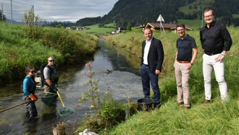 LHStv. Josef Geisler sowie Vorstand Markus Federspiel und Gewässerökologe Andreas Murrer von der Abteilung Wasserwirtschaft wollen das Auftreten einer Nierenkrankheit PKD bei Fischen und den Rückgang der Bachforelle tirolweit untersuchen. (Bild: Land Tirol)