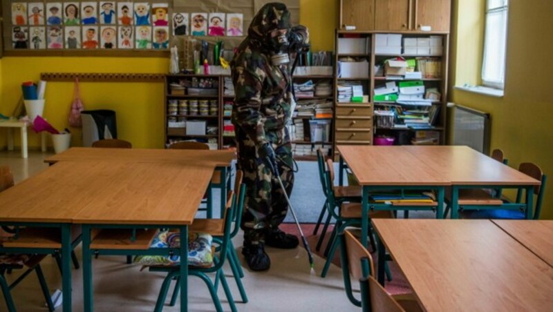 Ein ungarischer Soldat beim Desinfizieren in einer Schule in der Hauptstadt Budapest. (Bild: AP)