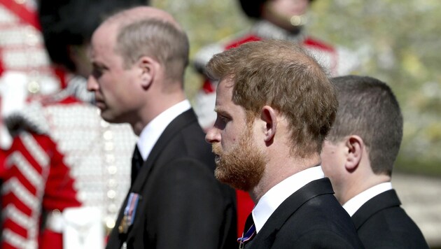 Prinz Harry (Vordergrund) und sein Bruder William bei der Beerdigung ihres Großvaters Prinz Philipp (Bild: AP)