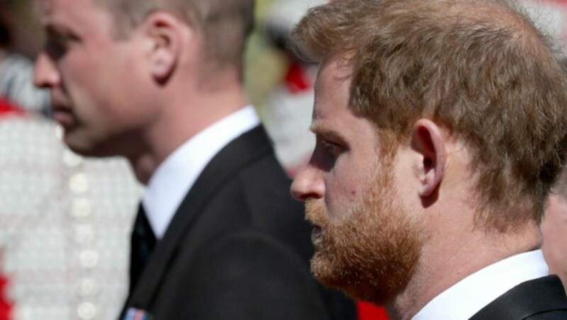 Prinz Harry (Vordergrund) und sein Bruder William bei der Beerdigung ihres Großvaters Prinz Philip. (Bild: AP)