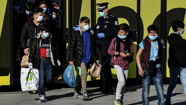 April 2020: Eine Gruppe unbegleiteter Minderjähriger aus griechischen Flüchtlingslagern bei der Ankunft einer Fähre im Hafen von Piräus. Die Minderjährigen wurden nach Deutschland und Luxemburg gebracht. (Bild: AFP)