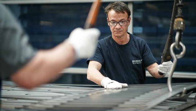 Anton Lang (48) ist in der Produktion für das Abrunden der Kanten und Abräumen der vom Laser geschnittenen Teile zuständig. (Bild: Markus Wenzel)