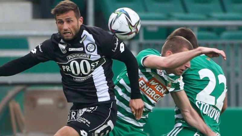 Andreas Kuen (Sturm), Srdjan Grahovac und Filip Stojkovic (Rapid) (Bild: GEPA)