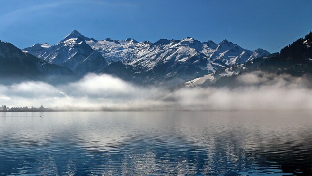 Das Kitzsteinhorn mit seinem ewigen Eis über dem Zeller See: Eine neue Bergwelten-Folge auf ServusTV widmet sich dem Berg. (Bild: Roland Hölzl)