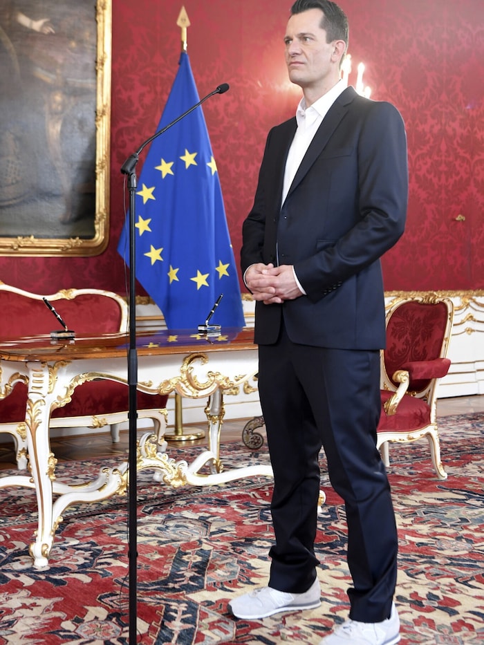 Wolfgang Mückstein mit Turnschuhen bei der Angelobung