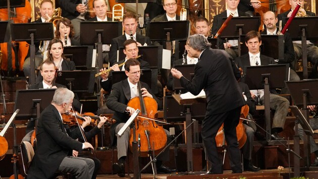 Die Wiener Philharmoniker unter Dirigent Riccardo Muti (Bild: APA/ORF/ROMAN ZACH-KIESLING)