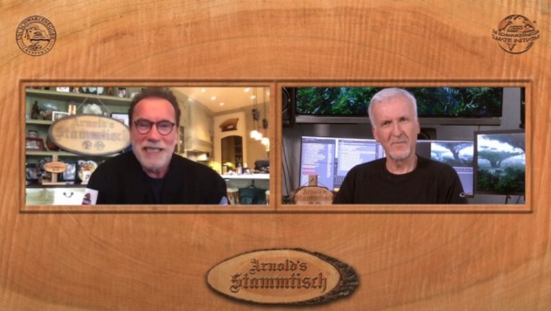 Arnold Schwarzenegger beim „Stammtisch-Gespräch“ mit James Cameron (Bild: YouTube.com, Krone KREATIV)