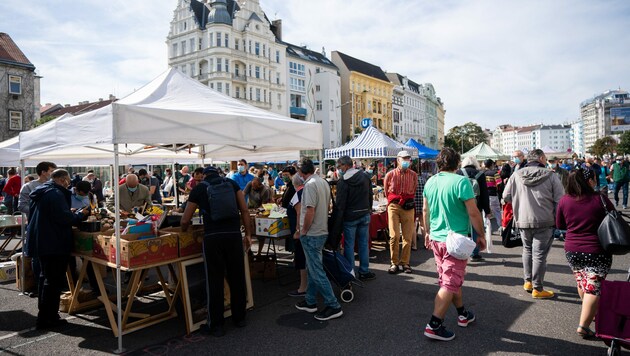 Flohmarkt des Wiener Naschmarkts im Jahr 2020 (Bild: APA/GEORG HOCHMUTH)