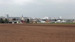 Oberlaa im Süden Favoritens: Neben dem Ortskern (vo.) wurden in wenigen Jahren Wohnsilos (hi.) hingepflanzt. (Bild: Gerhard Bartel)