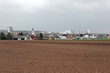 Oberlaa im Süden Favoritens: Neben dem Ortskern (vo.) wurden in wenigen Jahren Wohnsilos (hi.) hingepflanzt. (Bild: Gerhard Bartel)