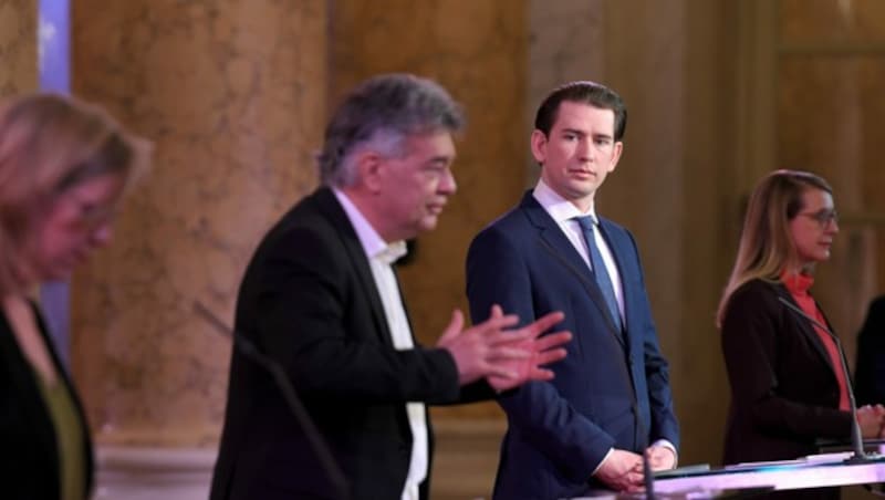 Klimaschutzministerin Gewessler, Vizekanzler Kogler, Kanzler Kurz und Wirtschaftsministerin Schramböck (Bild: APA/Roland Schlager)