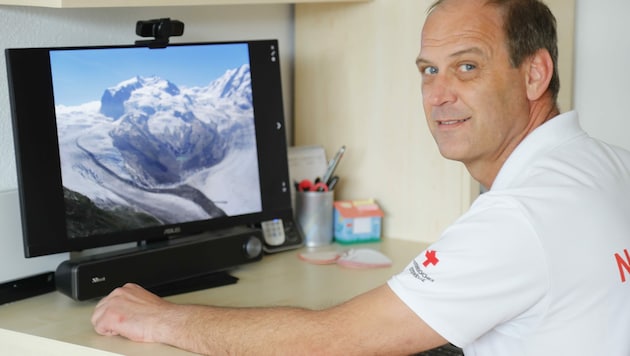 Gabriel Wehinger vor dem Computer mit einem Bild der Dufourspitze (4634 m), dem höchsten Schweizer Gipfel. (Bild: Birbaumer Christof)