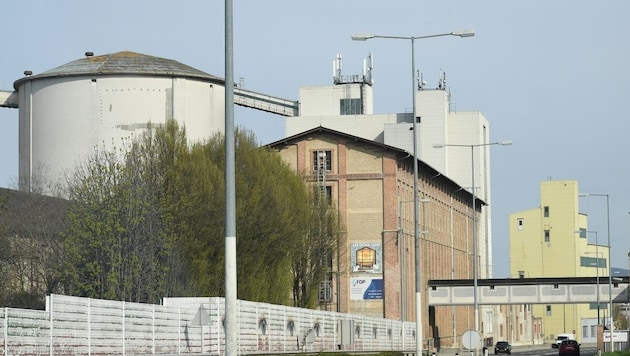 Noch gehört die „Gewerbezone Ost“ auf dem Gelände der stillgelegten Siegendorfer Zuckerfabrik dem Industriellen Anton Krobath. (Bild: P. Huber)