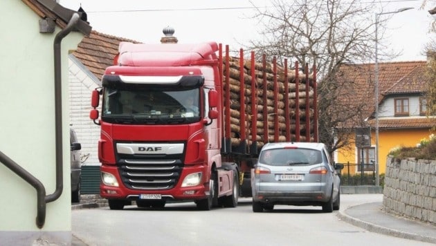 Der Lkw-Schwerverkehr, der durch die Orte donnert und durch den Holztransit drastisch zunahm, geht bereits an die Gesundheit der Bürger. (Bild: Gabriele Moser)