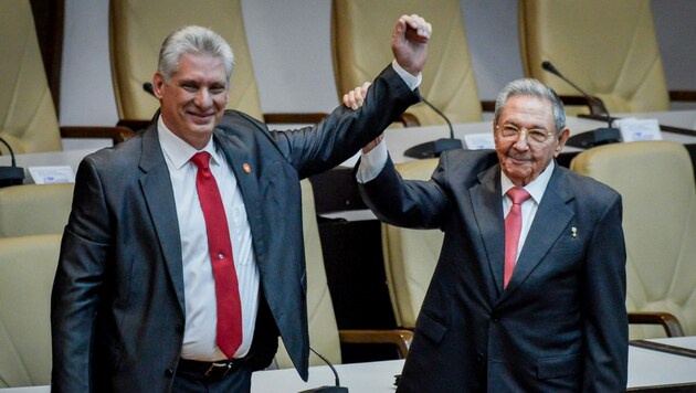 Die Ära Castro ist zu Ende: Die Kommunistische Partei hat Staatspräsident Miguel Díaz-Canel zu ihrem neuen Vorsitzenden gewählt - im Bild rechts: Raúl Castro. (Bild: AFP)