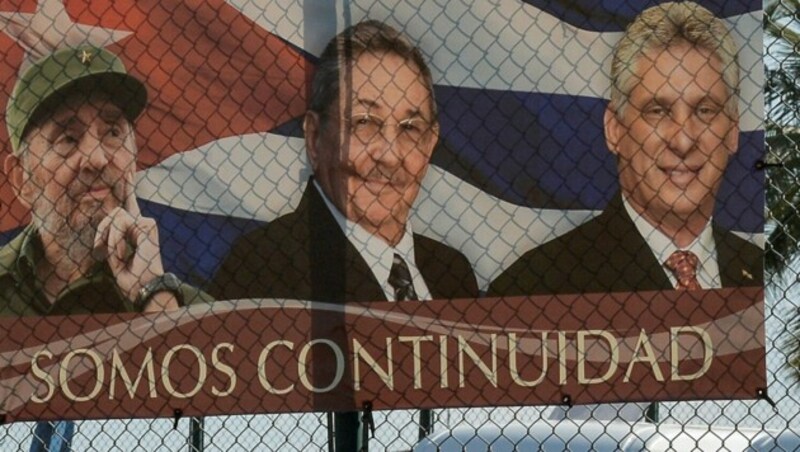 „Maximo lider“ Fidel Castro, Kubas Staatspräsident Miguel Díaz-Canel und Fidel Castros Bruder und Nachfolger Raúl Castro auf einem Plakat mit der Botschaft: Wir sind Kontinuität. (Bild: AFP)