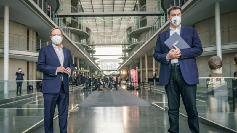 Einer von den beiden soll Kanzlerkandidat werden: CDU-Bundesvorsitzender Armin Laschet und Markus Söder, CSU-Chef und Ministerpräsident von Bayern (Bild: APA/dpa/Michael Kappeler)