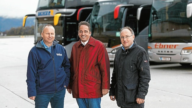 Busflotte ist wieder auf Kurs: Die Unternehmer Martin Bacher, Andreas Osinger, Thomas Hofstätter rüsten für die Zukunft. (Bild: GLEISSFOTO)
