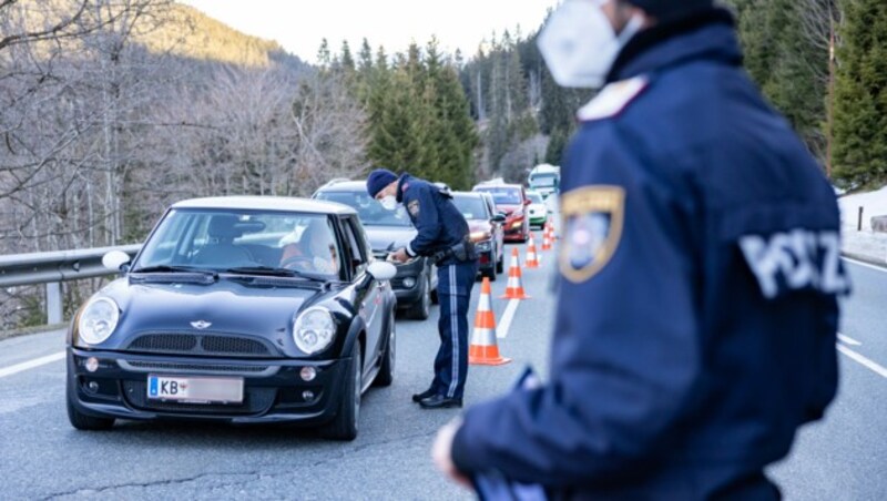 An der B 161 Pass-Thurn-Straße an der Landesgrenze zu Salzburg wurde im Rahmen der Ausreisetests in Tirol Ende März kontrolliert. (Bild: APA/EXPA/JOHANN GRODER)