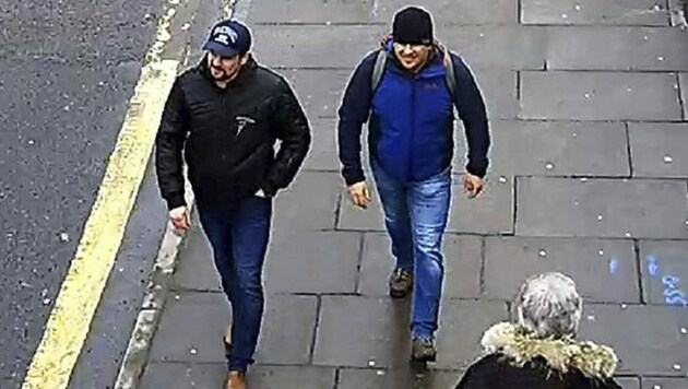 Die beiden Verdächtigen wurden von einer Überwachungskamera in Salisbury gefilmt. (Bild: AP)