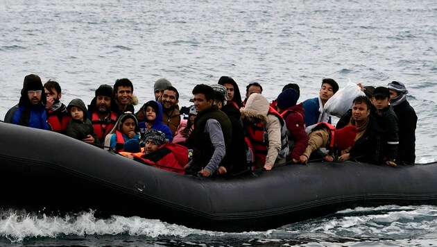 Boot mit Migranten im Mittelmeer (Archivbild) (Bild: The Associated Press)