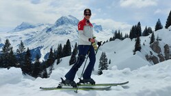 Nina Ortlieb ist drei Monate nach ihrem schweren Trainingssturz in Crans Montana in ihrer Lecher Heimat zurück auf (Touren)Skiern. (Bild: Privat)