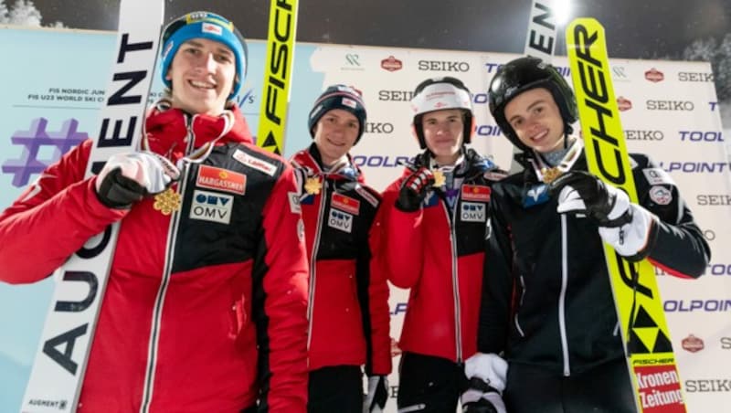 Niklas Bachlinger (3. v. re.) schlug bei der Junioren-WM in Lahti gleich zweimal zu, krönte sich zum Doppelweltmeister. (Bild: Pepe Korteniemi/Lahti 2021)