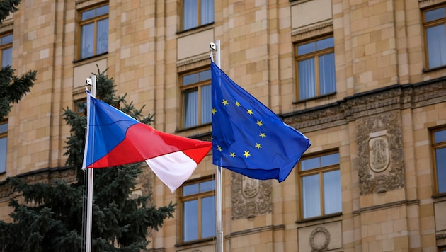 Die Flaggen Tschechiens und er Europäischen Union wehen vor der tschechischen Botschaft in Moskau. (Bild: APA/AFP/Dimitar DILKOFF)