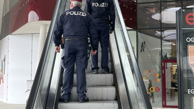 Polizisten bestreifen die Shopping-Tempel (Bild: Schulter Christian)