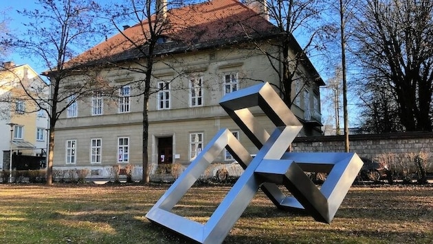 René Fadingers Skulptur vor der Villa For Forest markiert die neue Ausstellungsreihe villar21. (Bild: Raimund Spöck/Verein Inennhofkultur)