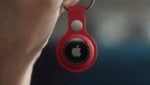 Eigentlich hatte Apple seine Ortungs-Anhänger „Airtags“ eingeführt, damit iPhone-Nutzer etwa verlegte Schlüssel oder Taschen orten können. Doch die Tracking-Geräte können auch für Stalking missbraucht werden. (Bild: Apple)