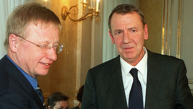 Rudolf Burger (rechts) wurde im Jahr 2000 von Staatssekretär Franz Morak der österreichische Staatspreis für Kulturpublizistik überreicht. (Bild: APA/Herbert Pfarrhofer)