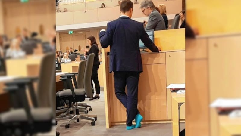 Gernot Blümel ohne Schuhe im Parlament (Bild: Twitter/SPOE, Krone KREATIV)