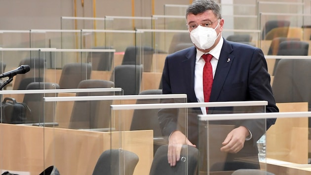 Der stellvertretende SPÖ-Klubchef Jörg Leichtfried will mit einer Gesetzesänderung dafür sorgen, dass künftig alle Abgeordneten im Parlament eine Maske tragen müssen. (Bild: APA/ROLAND SCHLAGER)