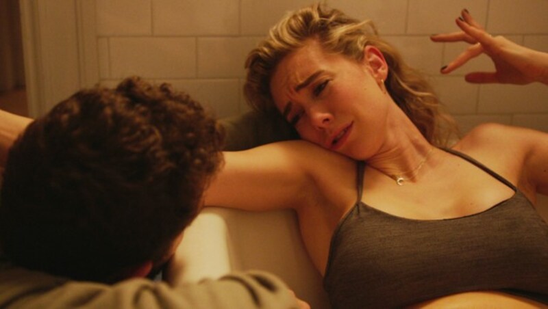 Vanessa Kirby und Shia LeBeouf in „Pieces of a Woman“ (Bild: APA/Benjamin Loeb/Netflix via AP)